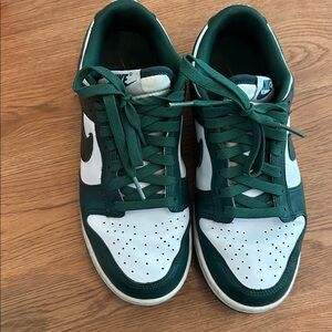 Nike Forest Green and White Athletic Shoe
Nike dunk low retro